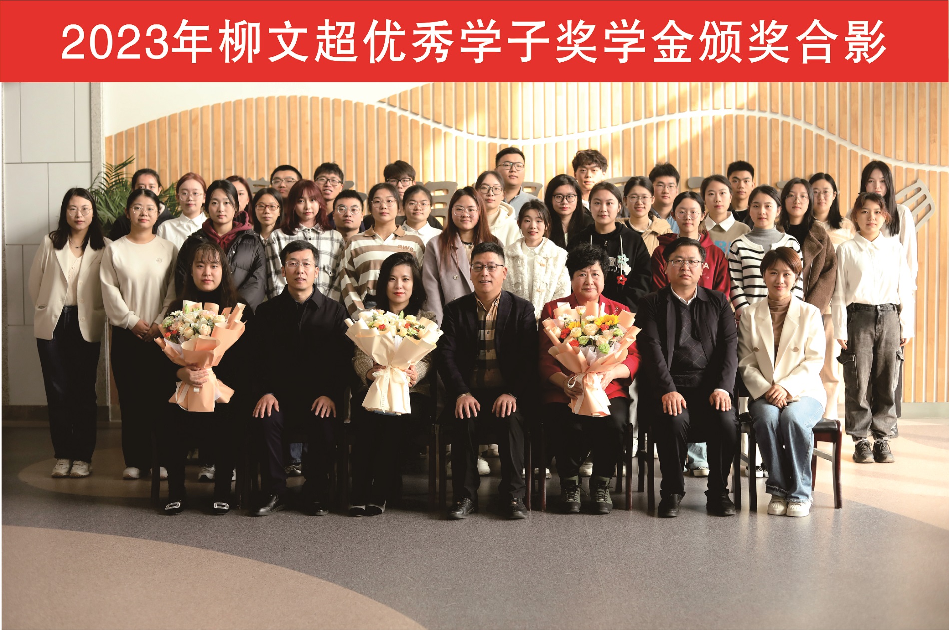 郭俊琴女士一行与获奖员工合照.jpg