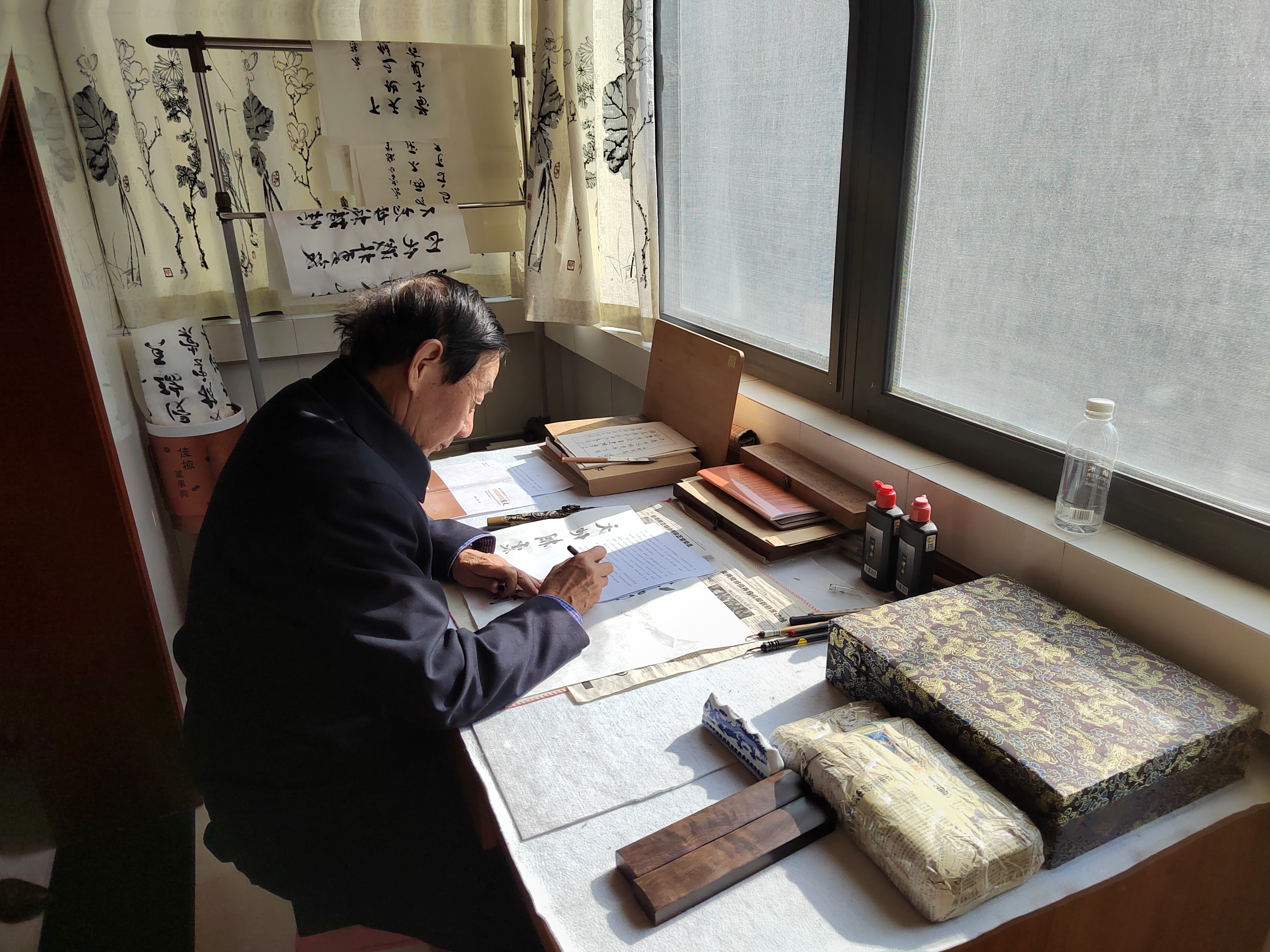 孙武学董事长现场为公司院史作序签名.jpg