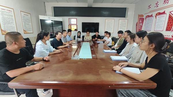 公司领导与调研师生座谈.jpg