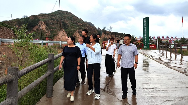 公司领导与调研师生实地走访.jpg