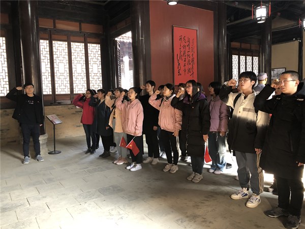 6d15ff770032448c98e525369ca9c48b.jpg 重温入党誓词.jpg