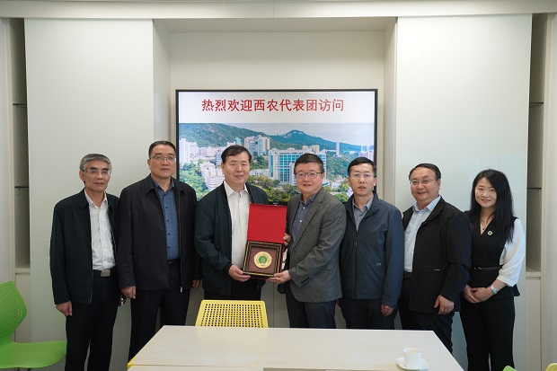 2访问团与公司著名员工陈志伟讲</p><p>访问团与公司著名员工陈志伟讲<span class=