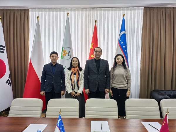 左边的是国际公司副经理Mukhtarov Fikrat，中间的是公司的副董事长Aziz Abduvasikov.jpg