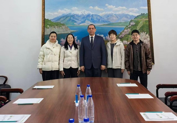 塔什干国立农业大学副董事长Aziz Abduvasikov（中）、李桦教授（左二）、张晓慧副教授（右二）、语言文化公司汉语教学志愿者（左一、右一）.jpg